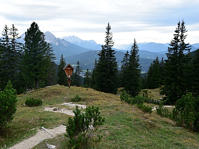 Vorbei an einem Kreuz...