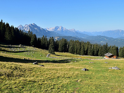 Die Rehbergalm mit dem Wettersteingebirge im Hintergrund
