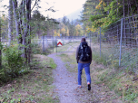 An der nördlichen Ausfahrt des Parkplatzes gelangen wir durch ein Tor auf den Wanderweg