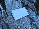 Ein verblasstes Schild weist auf den Schwierigkeitsgrat hin
