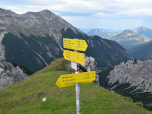 Im Sattel halten wir uns links und wandern weiter zur Hochlandhütte