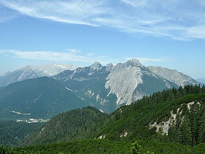 Hinter der Arnpitzgruppe lugt das Wettersteingebirge hervor