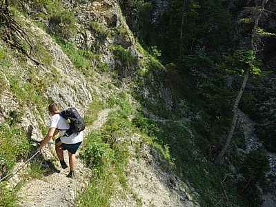 ... und steigen am Drahtseil ab.