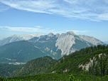 Hinter der Arnpitzgruppe lugt das Wettersteingebirge hervor