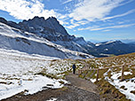 Vom Gipfel wandern wir hinunter...