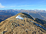 ...über den Gipfelrücken zu den Stubaier Alpen...