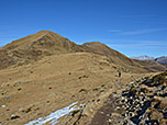 Über einen gutmütigen Wiesenrücken wandern wir auf das Hühnerspiel zu