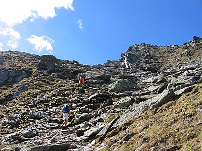 ...über Schotter...