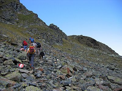 Nun geht's über einen steilen Pfad...