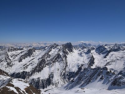 Der Ausblick vom Gipfel Richtung Südosten und ...