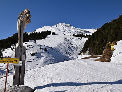 Hier marschieren wir geradeaus, auf das kleine Häuschen zu