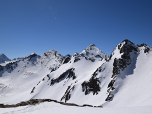 Formschön zeigt sich hinter dem Zischgeles die Grubenwand
