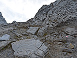 ...über Schutt und plattige Felsen Richtung Wiener-Neustädter-Hütte