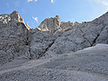 Durch den Riss in der Bildmitte führt der Klettersteig