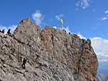 Der finale Anstieg zum Zugspitzgipfel. Gegenverkehr ist garantiert.