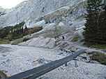 Nach der Hütte geht es zuerst über diese Brücke