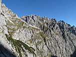 Die Morgensonne taucht die umliegenden Felsen in schönes Licht