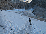 Zu Beginn ist der Gletscher noch wenig steil