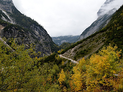 Auf der Nordseite des Tals wandern wir ein Stück oberhalb der Partnach