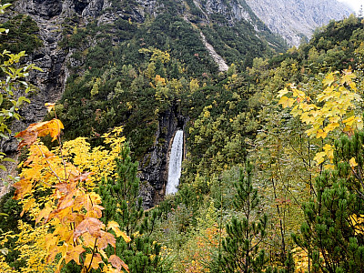Links von uns zeigt sich in der Ferne ein riesiger Wasserfall
