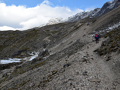 Über viel Schotter geht es unterhalb des Jubiläumsgrat zum Zugspitzplatt 