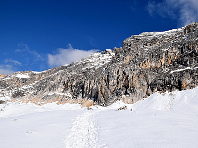 Die Gipfelstation der Gletscherseilbahn wird am Zugspitzgipfel sichtbar