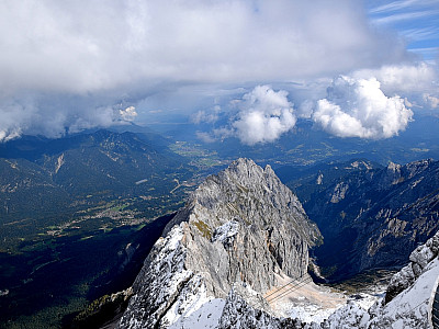 Der Ausblick über die Waxensteine Richtung Garmisch-Partenkirchen