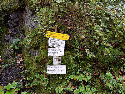 An der Mündung richten wir uns nach dem Wegweiser zur Zugspitze und der Knorrhütte