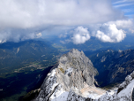 Der Ausblick über die Waxensteine Richtung Garmisch-Partenkirchen