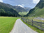 Nach der Alm ist der Weg nur moderat ansteigend