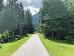 Über den geteerten Fahrweg wandern wir südwestwärts ins Gleirschtal hinein