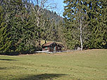 ...und wir passieren weitläufiges Wiesengelände mit einer Holzhütte