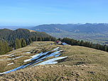 Über den grasigen Rücken wandern wir hinunter...