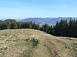 Von der Schnaiter Alm folgen wir dem Wiesenrücken weiter bergab
