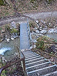 ...bringt uns zu einer Eisentreppe mit Brücke