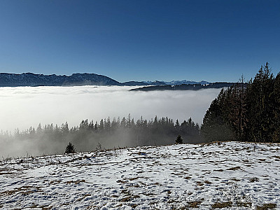 Rechts von der Benediktenwand zeigt sich das Karwendel