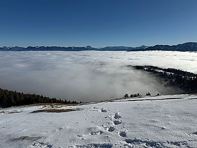 Am Horizont zeigen sich der Guffert, das Rofan und der Juifen