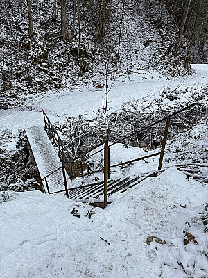 Den Bachlauf überqueren wir...