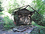 ...zu dieser verfallenen Holzhütte