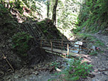 ...und wandern kurz darauf nach links und weiter über diese Brücke