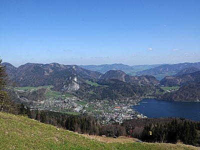 Im Norden wird hinter Sankt Gilgen der Mondsee sichtbar.