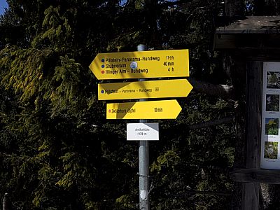 Wegweiser an der Arnikahütte