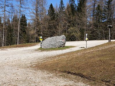 An dem großen Stein halten wir uns rechts