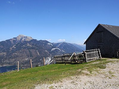 An der Lärchenhütte treffen wir wieder auf unseren Aufstiegsweg und