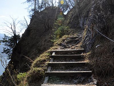 Mittels Drahtseil gesicherte Passage in der Weißwand
