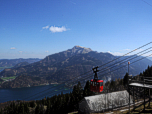 Zwölferhorn-Seilbahnkabine vor dem Schafberg