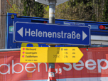 An dessen Ende biegen wir rechts in die Helenenstraße ab.