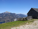 An der Lärchenhütte treffen wir wieder auf unseren Aufstiegsweg und