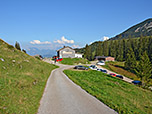 Die Alm lässt sich über eine Mautstraße mit dem Auto erreichen