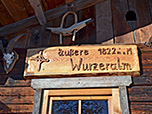 Schild über dem Hütteneingang